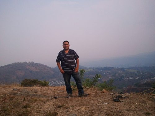 posando