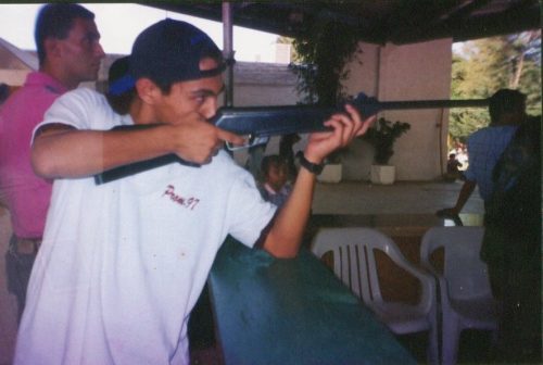 rene disparando